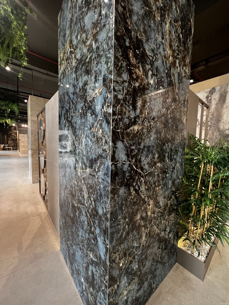 Luxe interieur met grootformaat keramische slabs